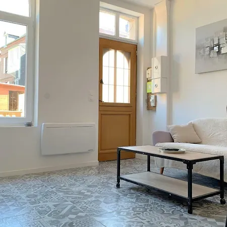 Hébergement de vacances Charmante Maison Mitoyenne Située à *